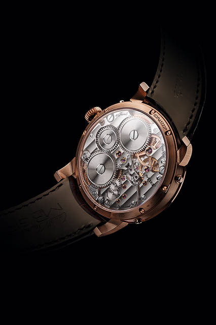 “メカニカル・プロセッサー”搭載のパーペチュアルカレンダー機構を搭載した、世界初のウォッチ。文字盤の中央で、やはり画期的な2階建て式、テンプを風防側に露出させた脱進調速機構が時を刻む<br /><br /><strong>レガシー・マシン パーペチュアル</strong><br />ケース｜レッドゴールド、またはプラチナ、シースルーバック<br />直径｜44mm<br />厚さ｜17.5mm<br />ムーブメント｜手巻き、ダブルバレル<br />パワーリザーブ｜約72時間<br />振動数｜1万8000振動／時<br />機能｜時、分、曜日、日付、レトログラード式うるう年、パワーリザーブ表示<br />ストラップ｜アリゲーター<br />防水｜30m防水<br />価格｜13万8000スイスフラン（レッドゴールド）、16万8000スイスフラン（プラチナ）