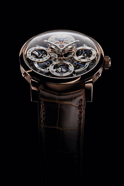 “メカニカル・プロセッサー”搭載のパーペチュアルカレンダー機構を搭載した、世界初のウォッチ。文字盤の中央で、やはり画期的な2階建て式、テンプを風防側に露出させた脱進調速機構が時を刻む<br /><br /><strong>レガシー・マシン パーペチュアル</strong><br />ケース｜レッドゴールド、またはプラチナ、シースルーバック<br />直径｜44mm<br />厚さ｜17.5mm<br />ムーブメント｜手巻き、ダブルバレル<br />パワーリザーブ｜約72時間<br />振動数｜1万8000振動／時<br />機能｜時、分、曜日、日付、レトログラード式うるう年、パワーリザーブ表示<br />ストラップ｜アリゲーター<br />防水｜30m防水<br />価格｜13万8000スイスフラン（レッドゴールド）、16万8000スイスフラン（プラチナ）