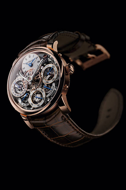 “メカニカル・プロセッサー”搭載のパーペチュアルカレンダー機構を搭載した、世界初のウォッチ。文字盤の中央で、やはり画期的な2階建て式、テンプを風防側に露出させた脱進調速機構が時を刻む<br /><br /><strong>レガシー・マシン パーペチュアル</strong><br />ケース｜レッドゴールド、またはプラチナ、シースルーバック<br />直径｜44mm<br />厚さ｜17.5mm<br />ムーブメント｜手巻き、ダブルバレル<br />パワーリザーブ｜約72時間<br />振動数｜1万8000振動／時<br />機能｜時、分、曜日、日付、レトログラード式うるう年、パワーリザーブ表示<br />ストラップ｜アリゲーター<br />防水｜30m防水<br />価格｜13万8000スイスフラン（レッドゴールド）、16万8000スイスフラン（プラチナ）