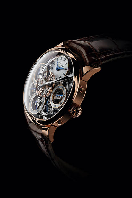 “メカニカル・プロセッサー”搭載のパーペチュアルカレンダー機構を搭載した、世界初のウォッチ。文字盤の中央で、やはり画期的な2階建て式、テンプを風防側に露出させた脱進調速機構が時を刻む<br /><br /><strong>レガシー・マシン パーペチュアル</strong><br />ケース｜レッドゴールド、またはプラチナ、シースルーバック<br />直径｜44mm<br />厚さ｜17.5mm<br />ムーブメント｜手巻き、ダブルバレル<br />パワーリザーブ｜約72時間<br />振動数｜1万8000振動／時<br />機能｜時、分、曜日、日付、レトログラード式うるう年、パワーリザーブ表示<br />ストラップ｜アリゲーター<br />防水｜30m防水<br />価格｜13万8000スイスフラン（レッドゴールド）、16万8000スイスフラン（プラチナ）