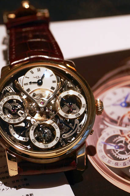 “メカニカル・プロセッサー”搭載のパーペチュアルカレンダー機構を搭載した、世界初のウォッチ。文字盤の中央で、やはり画期的な2階建て式、テンプを風防側に露出させた脱進調速機構が時を刻む<br /><br /><strong>レガシー・マシン パーペチュアル</strong><br />ケース｜レッドゴールド、またはプラチナ、シースルーバック<br />直径｜44mm<br />厚さ｜17.5mm<br />ムーブメント｜手巻き、ダブルバレル<br />パワーリザーブ｜約72時間<br />振動数｜1万8000振動／時<br />機能｜時、分、曜日、日付、レトログラード式うるう年、パワーリザーブ表示<br />ストラップ｜アリゲーター<br />防水｜30m防水<br />価格｜13万8000スイスフラン（レッドゴールド）、16万8000スイスフラン（プラチナ）
