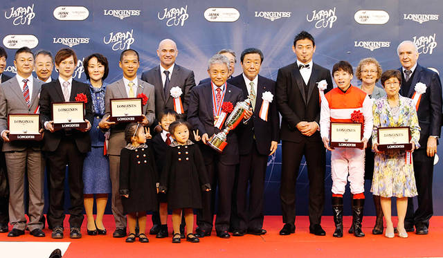 ジャパンカップ表彰式。プレゼンターにラグビー日本代表 五郎丸歩選手が駆けつけた。