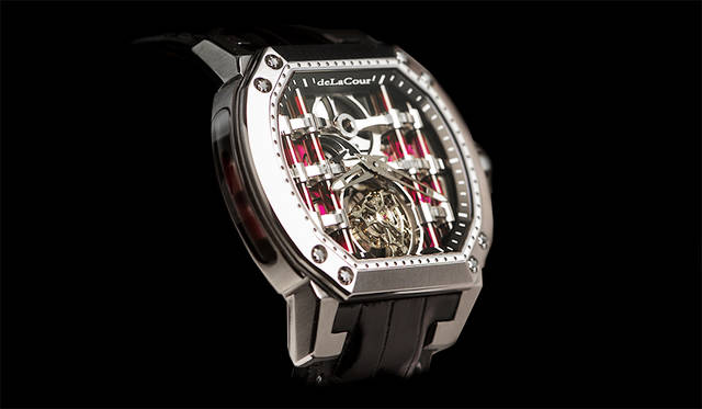<strong>Reflect Tourbillon｜リフレクト・トゥールビヨン</strong><br />ケース｜チタン<br /> サイズ｜縦48×横52×厚さ12.5㎜<br /> ムーブメント｜自社製手巻き（Cal.DC261）<br /> 振動数｜2万1600/時<br /> 石数｜27石<br /> パワーリザーブ｜約95時間<br /> ストラップ｜クロコダイル<br /> 防水｜5気圧<br /> 限定数｜9本<br />価格｜3024万円(予価)<br />
