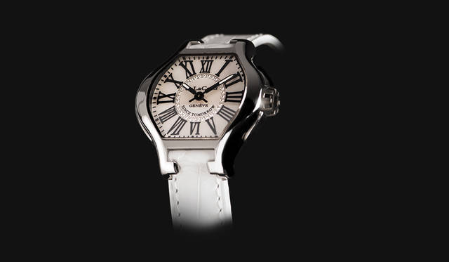 <strong>Leap XS｜リープXS</strong> <br>ケース｜ステンレススチール <br>サイズ｜縦32.5×横36×厚さ7.5㎜ <br>ムーブメント｜クォーツ（Cal.DC221） <br>ストラップ｜クロコダイル <br>防水｜5気圧 <br>限定数｜マザーオブパールダイヤルとブラックダイヤル合計222本 <br>価格｜81万円