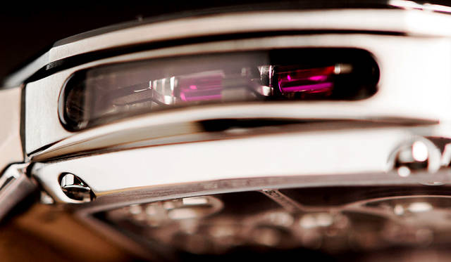 9時方向側面もシースルー化し、ケース内に光を取り入れる独創的なアイデアを採用。内部の複雑なムーブメント構造を視覚的に楽しめる<br /><br /><strong>Reflect Tourbillon｜リフレクト・トゥールビヨン</strong><br />ケース｜チタン<br /> サイズ｜縦48×横52×厚さ12.5㎜<br /> ムーブメント｜自社製手巻き（Cal.DC261）<br /> 振動数｜2万1600/時<br /> 石数｜27石<br /> パワーリザーブ｜約95時間<br /> ストラップ｜クロコダイル<br /> 防水｜5気圧<br /> 限定数｜9本<br />価格｜3024万円(予価)<br />