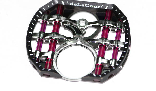 スケルトンダイヤルは、光の反射が美しいブラックシャイニー仕上げの地板と、人工ルビー製チューブを固定したブリッジから構成される<br /><br /><strong>Reflect Tourbillon｜リフレクト・トゥールビヨン</strong><br />ケース｜チタン<br /> サイズ｜縦48×横52×厚さ12.5㎜<br /> ムーブメント｜自社製手巻き（Cal.DC261）<br /> 振動数｜2万1600/時<br /> 石数｜27石<br /> パワーリザーブ｜約95時間<br /> ストラップ｜クロコダイル<br /> 防水｜5気圧<br /> 限定数｜9本<br />価格｜3024万円(予価)<br />