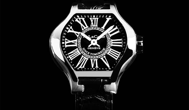 <strong>Leap XS｜リープXS</strong> <br>ケース｜ステンレススチール <br>サイズ｜縦32.5×横36×厚さ7.5㎜ <br>ムーブメント｜クォーツ（Cal.DC221） <br>ストラップ｜クロコダイル <br>防水｜5気圧 <br>限定数｜マザーオブパールダイヤルとブラックダイヤル合計222本 <br>価格｜81万円