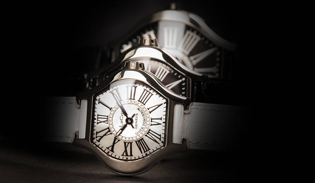 <strong>Leap XS｜リープXS</strong> <br>ケース｜ステンレススチール <br>サイズ｜縦32.5×横36×厚さ7.5㎜ <br>ムーブメント｜クォーツ（Cal.DC221） <br>ストラップ｜クロコダイル <br>防水｜5気圧 <br>限定数｜マザーオブパールダイヤルとブラックダイヤル合計222本 <br>価格｜81万円