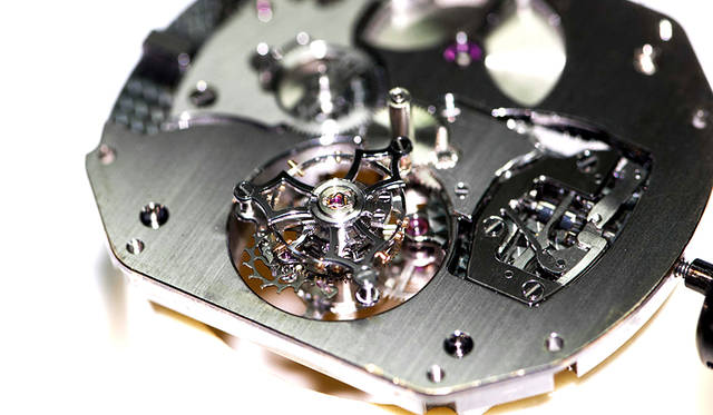 <strong>Reflect Tourbillon｜リフレクト・トゥールビヨン</strong><br />ケース｜チタン<br /> サイズ｜縦48×横52×厚さ12.5㎜<br /> ムーブメント｜自社製手巻き（Cal.DC261）<br /> 振動数｜2万1600/時<br /> 石数｜27石<br /> パワーリザーブ｜約95時間<br /> ストラップ｜クロコダイル<br /> 防水｜5気圧<br /> 限定数｜9本<br />価格｜3024万円(予価)<br />