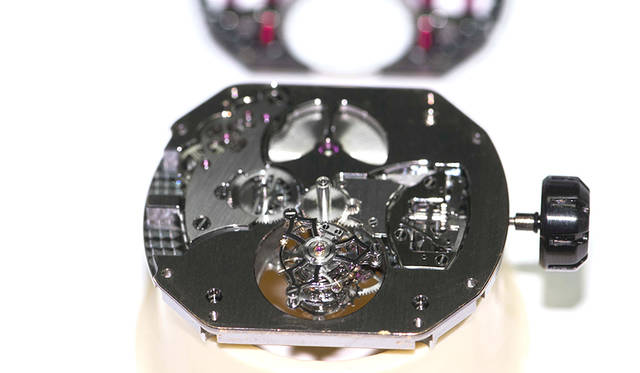 <strong>Reflect Tourbillon｜リフレクト・トゥールビヨン</strong><br />ケース｜チタン<br /> サイズ｜縦48×横52×厚さ12.5㎜<br /> ムーブメント｜自社製手巻き（Cal.DC261）<br /> 振動数｜2万1600/時<br /> 石数｜27石<br /> パワーリザーブ｜約95時間<br /> ストラップ｜クロコダイル<br /> 防水｜5気圧<br /> 限定数｜9本<br />価格｜3024万円(予価)<br />