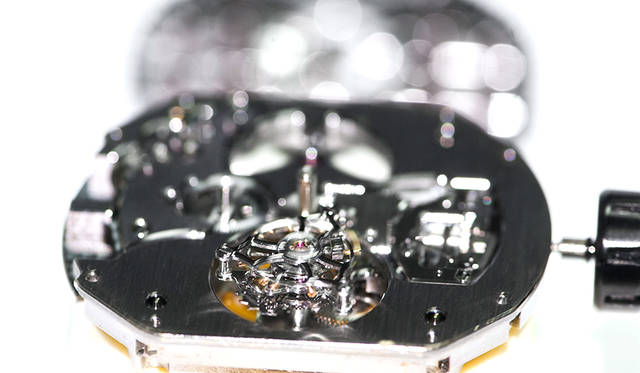 <strong>Reflect Tourbillon｜リフレクト・トゥールビヨン</strong><br />ケース｜チタン<br /> サイズ｜縦48×横52×厚さ12.5㎜<br /> ムーブメント｜自社製手巻き（Cal.DC261）<br /> 振動数｜2万1600/時<br /> 石数｜27石<br /> パワーリザーブ｜約95時間<br /> ストラップ｜クロコダイル<br /> 防水｜5気圧<br /> 限定数｜9本<br />価格｜3024万円(予価)<br />