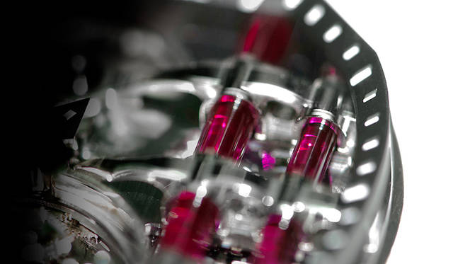 <strong>Reflect Tourbillon｜リフレクト・トゥールビヨン</strong><br />ケース｜チタン<br /> サイズ｜縦48×横52×厚さ12.5㎜<br /> ムーブメント｜自社製手巻き（Cal.DC261）<br /> 振動数｜2万1600/時<br /> 石数｜27石<br /> パワーリザーブ｜約95時間<br /> ストラップ｜クロコダイル<br /> 防水｜5気圧<br /> 限定数｜9本<br />価格｜3024万円(予価)<br />