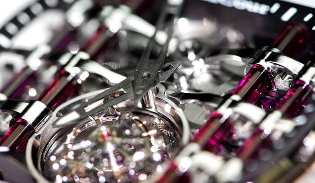 <strong>Reflect Tourbillon｜リフレクト・トゥールビヨン</strong><br />ケース｜チタン<br /> サイズ｜縦48×横52×厚さ12.5㎜<br /> ムーブメント｜自社製手巻き（Cal.DC261）<br /> 振動数｜2万1600/時<br /> 石数｜27石<br /> パワーリザーブ｜約95時間<br /> ストラップ｜クロコダイル<br /> 防水｜5気圧<br /> 限定数｜9本<br />価格｜3024万円(予価)<br />