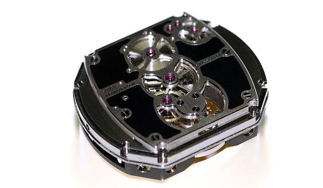 <strong>Reflect Tourbillon｜リフレクト・トゥールビヨン</strong><br />ケース｜チタン<br /> サイズ｜縦48×横52×厚さ12.5㎜<br /> ムーブメント｜自社製手巻き（Cal.DC261）<br /> 振動数｜2万1600/時<br /> 石数｜27石<br /> パワーリザーブ｜約95時間<br /> ストラップ｜クロコダイル<br /> 防水｜5気圧<br /> 限定数｜9本<br />価格｜3024万円(予価)<br />