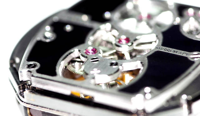 <strong>Reflect Tourbillon｜リフレクト・トゥールビヨン</strong><br />ケース｜チタン<br /> サイズ｜縦48×横52×厚さ12.5㎜<br /> ムーブメント｜自社製手巻き（Cal.DC261）<br /> 振動数｜2万1600/時<br /> 石数｜27石<br /> パワーリザーブ｜約95時間<br /> ストラップ｜クロコダイル<br /> 防水｜5気圧<br /> 限定数｜9本<br />価格｜3024万円(予価)<br />