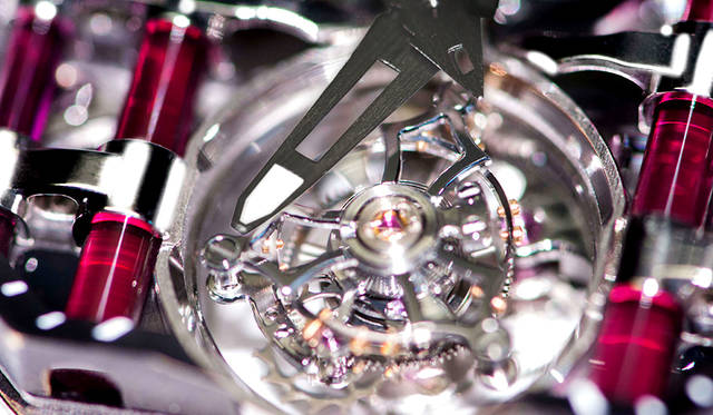 <strong>Reflect Tourbillon｜リフレクト・トゥールビヨン</strong><br />ケース｜チタン<br /> サイズ｜縦48×横52×厚さ12.5㎜<br /> ムーブメント｜自社製手巻き（Cal.DC261）<br /> 振動数｜2万1600/時<br /> 石数｜27石<br /> パワーリザーブ｜約95時間<br /> ストラップ｜クロコダイル<br /> 防水｜5気圧<br /> 限定数｜9本<br />価格｜3024万円(予価)<br />