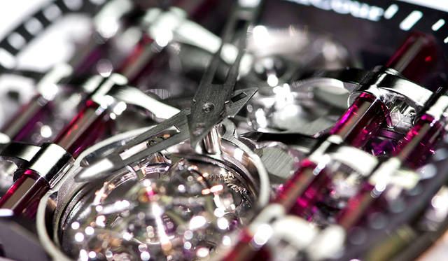 <strong>Reflect Tourbillon｜リフレクト・トゥールビヨン</strong><br />ケース｜チタン<br /> サイズ｜縦48×横52×厚さ12.5㎜<br /> ムーブメント｜自社製手巻き（Cal.DC261）<br /> 振動数｜2万1600/時<br /> 石数｜27石<br /> パワーリザーブ｜約95時間<br /> ストラップ｜クロコダイル<br /> 防水｜5気圧<br /> 限定数｜9本<br />価格｜3024万円(予価)<br />