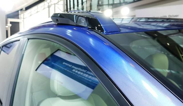 ルーフ上には斜め前方と側面をカバーするカメラ