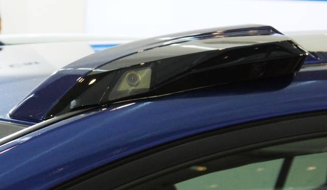 ルーフ上には斜め前方と側面をカバーするカメラ