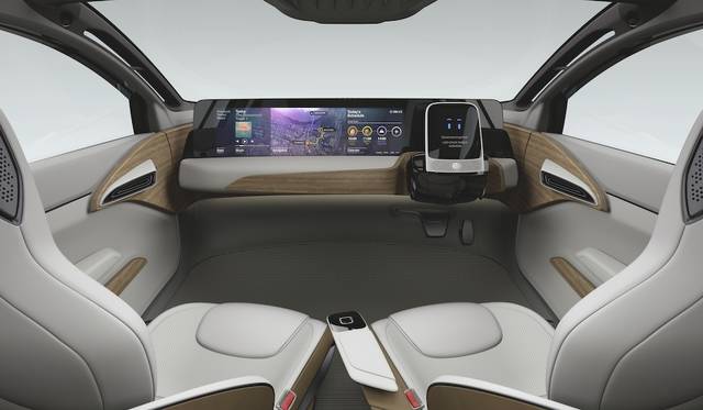 IDSコンセプトの自動運転モード。ダッシュボードが立ち上がり、外側は電光メッセージボードとなる