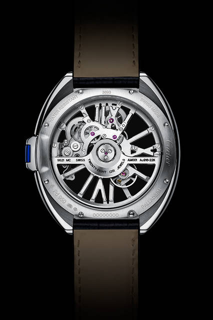 <strong>クレ ドゥ カルティエ オートマティック スケルトン </strong><br />ケース｜パラジウム950<br />直径｜41mm<br />厚さ｜11.45mm<br />ムーブメント｜自動巻き（Cal.9621MC）<br />ストラップ｜アリゲーター<br />防水｜日常生活<br />発売｜2016年4月予定<br />価格｜未定<br /><br />Laziz Hamani © Cartier 2015