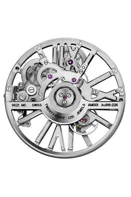 <strong>クレ ドゥ カルティエ スケルトン オートマティック</strong><br /> ケース｜パラジウム950<br /> 直径｜41mm<br /> 厚さ｜11.5mm<br /> ムーブメント｜自動巻き（Cal.9621MC）<br /> ストラップ｜アリゲーター<br /> 防水｜日常生活防水<br /> 価格｜■■万■■円（税込み）<br /><br />  Laziz Hamani© Cartier 2015