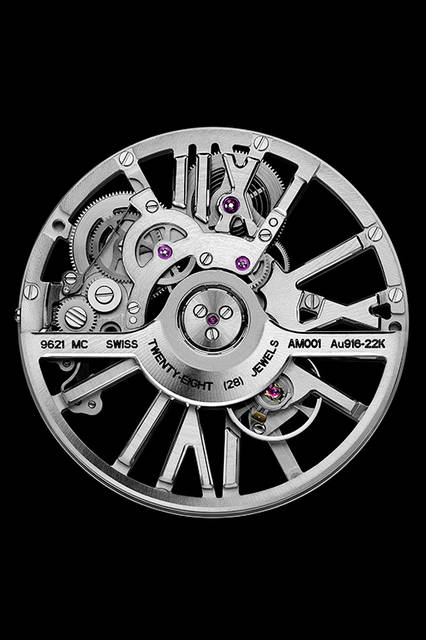 <strong>クレ ドゥ カルティエ オートマティック スケルトン </strong><br />ケース｜パラジウム950<br />直径｜41mm<br />厚さ｜11.45mm<br />ムーブメント｜自動巻き（Cal.9621MC）<br />ストラップ｜アリゲーター<br />防水｜日常生活<br />発売｜2016年4月予定<br />価格｜未定<br /><br />Laziz Hamani © Cartier 2015