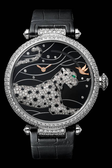 <strong>パンテール　エ コリブリ ウォッチ</strong><br />ケース｜ロジウム加工18Kホワイトゴールド、314個のブリリアントカットダイヤモンドをセット<br />直径｜42.75mm<br />厚さ｜11.4mm<br />ムーブメント｜手巻き（Cal.9915MC）<br />機能｜パワーリザーブ表示（3時位置のリューズを押すと、子豹が現れ、蜂鳥がゼンマイの残量に応じて12時方向へ移動）<br />ストラップ｜アリゲーター<br />防水｜日常生活<br />発売｜2016年4月予定<br />価格｜未定<br /><br />Vincent Wulveryck © Cartier