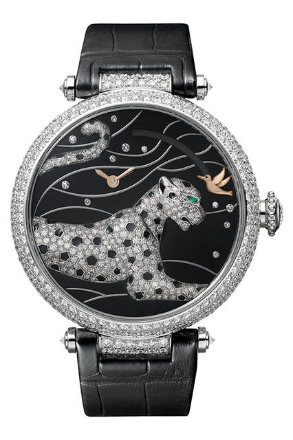 <strong>パンテール　エ コリブリ ウォッチ</strong><br /> ケース｜ロジウム加工18Kホワイトゴールド、314個のブリリアントカットダイヤモンドをセット<br /> 直径｜42.75mm<br /> 厚さ｜11.4mm<br /> ムーブメント｜手巻き（Cal.9915MC）<br /> 機能｜パワーリザーブ表示（３時位置のリューズを押すと、子豹が現れ、蜂鳥がゼンマイの残量に応じて12時方向へ移動）<br /> ストラップ｜アリゲーター<br /> 防水｜日常生活防水<br /> 価格｜■■万■■円（税込み）<br />