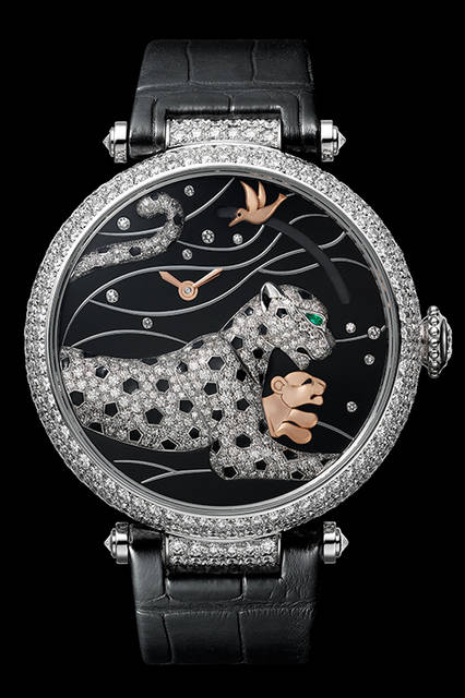 <strong>パンテール　エ コリブリ ウォッチ</strong><br /> ケース｜ロジウム加工18Kホワイトゴールド、314個のブリリアントカットダイヤモンドをセット<br /> 直径｜42.75mm<br /> 厚さ｜11.4mm<br /> ムーブメント｜手巻き（Cal.9915MC）<br /> 機能｜パワーリザーブ表示（３時位置のリューズを押すと、子豹が現れ、蜂鳥がゼンマイの残量に応じて12時方向へ移動）<br /> ストラップ｜アリゲーター<br /> 防水｜日常生活防水<br /> 価格｜■■万■■円（税込み）<br />