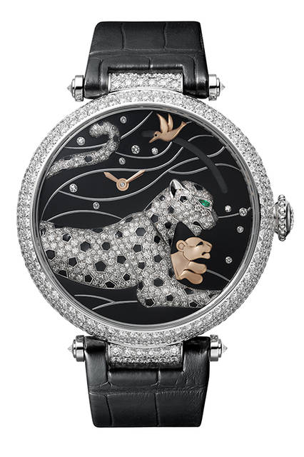 <strong>パンテール　エ コリブリ ウォッチ</strong><br /> ケース｜ロジウム加工18Kホワイトゴールド、314個のブリリアントカットダイヤモンドをセット<br /> 直径｜42.75mm<br /> 厚さ｜11.4mm<br /> ムーブメント｜手巻き（Cal.9915MC）<br /> 機能｜パワーリザーブ表示（３時位置のリューズを押すと、子豹が現れ、蜂鳥がゼンマイの残量に応じて12時方向へ移動）<br /> ストラップ｜アリゲーター<br /> 防水｜日常生活防水<br /> 価格｜■■万■■円（税込み）<br />