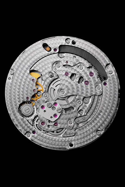 <strong>パンテール　エ コリブリ ウォッチ</strong><br />ケース｜ロジウム加工18Kホワイトゴールド、314個のブリリアントカットダイヤモンドをセット<br />直径｜42.75mm<br />厚さ｜11.4mm<br />ムーブメント｜手巻き（Cal.9915MC）<br />機能｜パワーリザーブ表示（3時位置のリューズを押すと、子豹が現れ、蜂鳥がゼンマイの残量に応じて12時方向へ移動）<br />ストラップ｜アリゲーター<br />防水｜日常生活<br />発売｜2016年4月予定<br />価格｜未定<br /><br />Vincent Wulveryck © Cartier