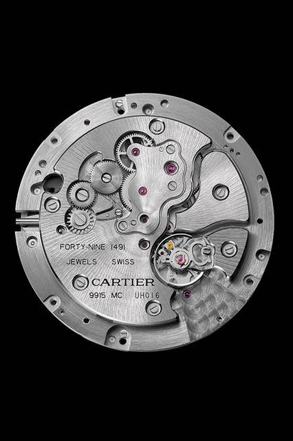 <strong>パンテール　エ コリブリ ウォッチ</strong><br />ケース｜ロジウム加工18Kホワイトゴールド、314個のブリリアントカットダイヤモンドをセット<br />直径｜42.75mm<br />厚さ｜11.4mm<br />ムーブメント｜手巻き（Cal.9915MC）<br />機能｜パワーリザーブ表示（3時位置のリューズを押すと、子豹が現れ、蜂鳥がゼンマイの残量に応じて12時方向へ移動）<br />ストラップ｜アリゲーター<br />防水｜日常生活<br />発売｜2016年4月予定<br />価格｜未定<br /><br />Vincent Wulveryck © Cartier