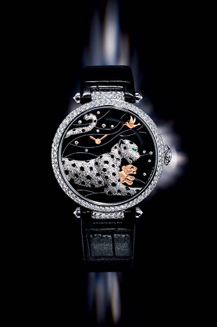 <strong>パンテール　エ コリブリ ウォッチ</strong><br />ケース｜ロジウム加工18Kホワイトゴールド、314個のブリリアントカットダイヤモンドをセット<br />直径｜42.75mm<br />厚さ｜11.4mm<br />ムーブメント｜手巻き（Cal.9915MC）<br />機能｜パワーリザーブ表示（3時位置のリューズを押すと、子豹が現れ、蜂鳥がゼンマイの残量に応じて12時方向へ移動）<br />ストラップ｜アリゲーター<br />防水｜日常生活<br />発売｜2016年4月予定<br />価格｜未定<br /><br />Eric Maillet © Cartier 2015