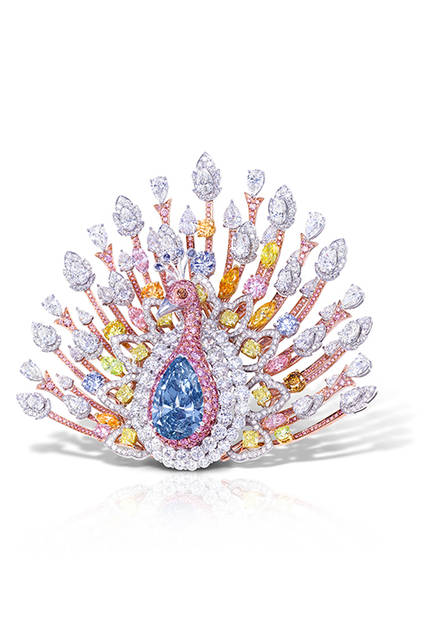 ペアシェイプダイモンドを中心に、様々なカラーダイヤモンドを用いて仕上げた華やかなブローチ<br /><br /><strong>ザ・ピーコック・ブローチ</strong><br /><br /> 素材｜ファンシーディープブルー（20.02ct） 