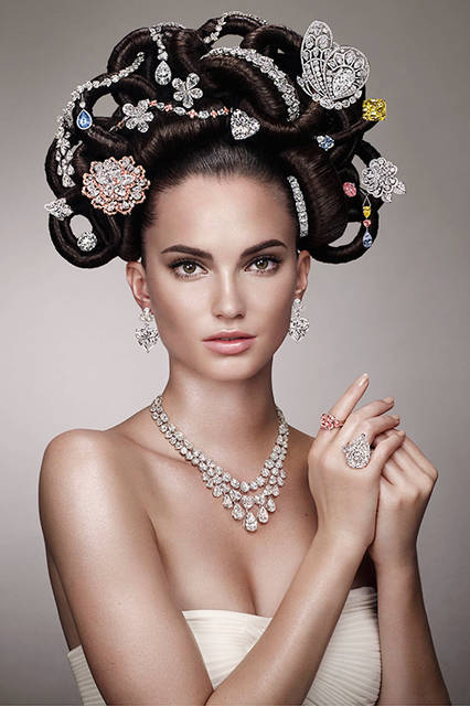 <strong>ザ・ヘアー＆ジュエル</strong><br /> 素材｜“ザ・クラフスウィートハート”ペア、ハートシェイプDカラーフローレスダイヤモンド、タイプⅡA、ファンシーヴィヴィッドブルー（10.47ct）、インターナリーフローレスのプリオレットペンダント、ファンシーヴィヴィッドイエローのエメラルドカットリング（52.73ct）、ファンシーインテンスピンク（6.51ct）、インターナリーフローレスのオーバルカットダイヤモンドリングなど。