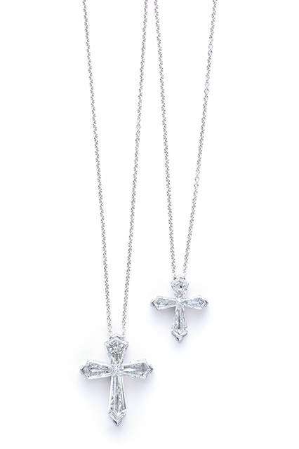 <strong>ザ・トラペゾイドクロスペンダント</strong><br /> 素材｜ホワイトゴールド×ダイヤモンド（ラージ／写真左）、ホワイトゴールド×プラチナ×ダイヤモンド（スモール／写真右）<br /> 価格｜339万円〜（ラージ3.38ct〜／写真左）、165万円〜（スモール1.01ct〜／写真右）<br />