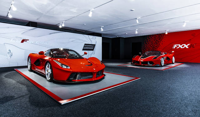 2013年にデビューしたラ・フェラーリ（手前）と、そのモデルをベースにサーキット専用モデルとして仕立てられたFXX K（奥）。