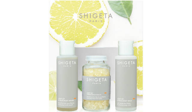 <strong>フレッシュシトラスキット</strong><br>価格|2500円(税抜)<br>内容|ライトアップ ボディーウォッシュ 50mL、ライトアップ バスソルト 50g、ライトアップ ボディーミルク 50mL