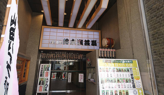 <strong>鈴本演芸場</strong><br>住所｜東京都台東区上野2-7-12<br>TEL｜03-3834-5906<br>営業｜昼の部　12:00開場　12:30開演 16:30終演<br>夜の部　17:00開場　17:30開演　20:40終演