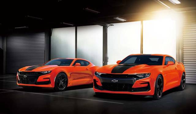  Chevrolet Camaro SS Launch Edition｜シボレー カマロ SS ローンチエディション（左）<br>Chevrolet Camaro SS｜シボレー カマロ SS（右）