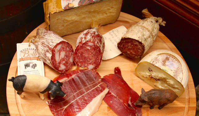 世界遺産の街シエナの郷土料理はジビエ。デリカテッセンにはシエナ原産の豚「チンタ・セネーゼ」やイノシシのサラミなどが並ぶ