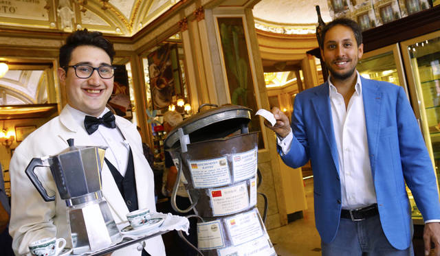 ナポリの老舗カフェ『グラン・カフェ・ガンブリヌス』。経済的余裕のある客が、自分の分に加えてもう１杯支払う風習「カフェ・ソスペーゾ」ゆかりの店でもある