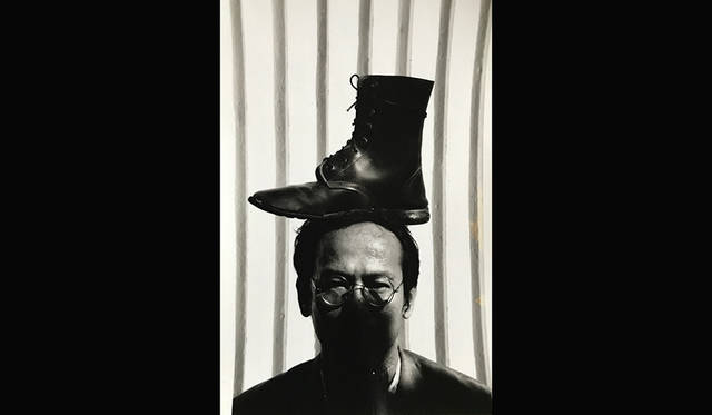 ワサン・シッティケート《私の頭の上のブーツ》1993年 作家蔵 撮影:マニット・スリワニチプーン