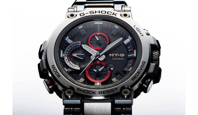 <strong>内面無反射コーティングを施した視認性に優れる風防</strong> <br /> 風防には傷がつきにくく、透明度の高いサファイアガラスを採用する。ガラス内面に無反射コーティングを施すことで、光の乱反射を抑え、あらゆる光源下で時刻がしっかりと読めるよう視認性を向上させた。これにはデイリーユースでのストレスを軽減させる目的がある。またインデックスやダイアルに施された美しい加工を、クリアに見せる効果も発揮する。