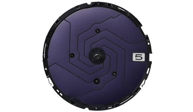 <strong>発電効率に優れた遮光分散型ソーラーパネル</strong><br /> 針の影などによる発電ロスを複数のセルで分散回避させ、安定して高い発電量を維持できる「遮光型分散型ソーラーパネル」を装備する。ソーラーパネルの受光効率が高いため、文字盤の透過率が低くても充分な電力量が確保できるのが特徴だ。立体パーツやプリントを文字盤に施しても発電効率に影響させず、「MTG-B1000」の上質かつ複雑な文字盤デザインを実現している。