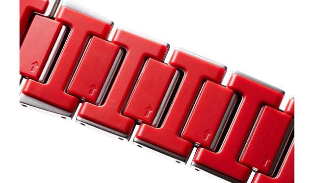 <strong>重厚感と装着感を両立させたレイヤーコンポジットバンド</strong><br />「MTG-B1000」のもうひとつのポイントが、ベルトの隙間からチラリと見える“ビビッドカラー”だ。これはメタルパーツの裏にファインレジンパーツを組み合わせたもの。ファインレジンパーツは熱伝導率が低く、軽量かつ高強度の特性があり、裏面に装備したことにより重厚感と装着感を両立させたのだ。また、この素材は温度の影響を受けづらく、寒い冬でも着けた際にヒヤッとしないのが嬉しい。