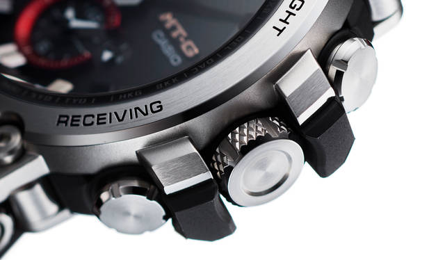 <strong>メタル+樹脂による機能美を引き出したコンビケース</strong></p> Metal Twisted――メタルと樹脂のハイブリッドをコンセプトにする「MT-G」にとって、リュウズガードにおける素材使いも注目ポイント。メタルケースとは別に、樹脂でリュウズを覆うように設計しているのだ。またリュウズガードの金属部分よりも樹脂パーツを表側に出し、樹脂部でリュウズとケースへの衝撃を吸収させている。