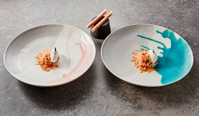 <strong>豊麗／デザート</strong><br>自然の恵みに感謝しながら、旬の食材を夫婦で共にいただける喜びを表現した一皿。歳を重ねてゆく中で、食卓で過ごす楽しい時間を通じて夫婦の愛を深めてゆくことへの願いを込めた。バターの香りをたっぷりとまとわせながらローストした花梨に、”家族愛”の花言葉を持つセージのアイスクリームを添えて。