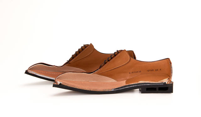 手前がグッドイヤーウェルト式製法を用いた「01RR」。奥がマッケイ式製法を用いた「811R」